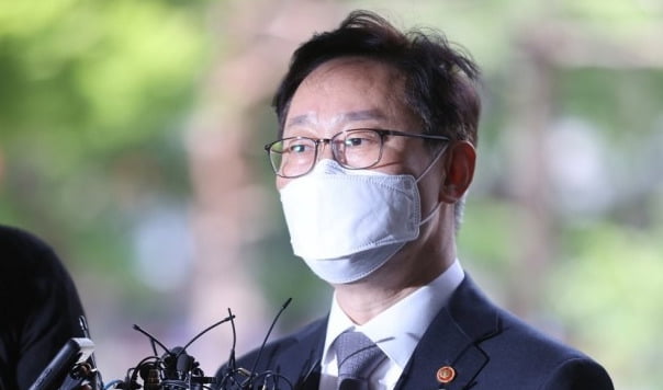  '국회 패스트트랙 충돌' 사건으로 재판에 넘겨진 박범계 법무부 장관이 26일 오후 서울 양천구 남부지법에서 열린 3차 공판에 출석하며 취재진의 질문을 받고 있다.  /연합뉴스