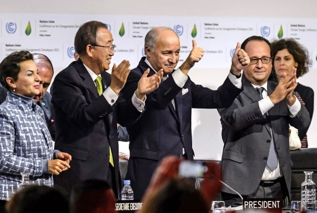2015년 프랑스 파리에서 열린 21차 세계 기후변화당사국총회(COP21)가 끝나고 파리 협정이 체결된 뒤 반기문 당시 유엔사무총장(왼쪽에서 두번째), 프랑수와 올랑드 당시 프랑스 대통령(오른쪽에서 첫번째) 등이 박수를 치며 환호하고 있다./ 한경DB
