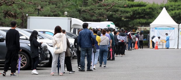 대구에서 유흥주점발(發) 코로나19 확산이 엿새째 계속되는 가운데 25일 오전 달서구보건소 선별진료소 앞에 많은 시민들이 줄지어 코로나19 검사를 기다리고 있다. 사진=뉴스1