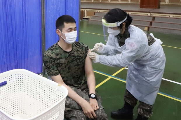 한 군인이 대구 50사단 사령부 강철체육관에 마련된 예방접종센터에서 백신을 맞고 있는 모습. 사진=뉴스1