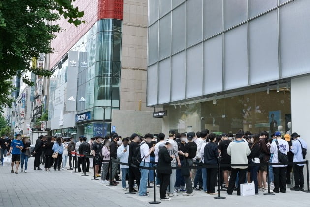 31일 무신사에 따르면 지난 28일 서울 마포구 양화로에 연 '무신사 스탠다드 홍대' 매장의 사흘간 누계 매출은 1억7000만원으로 집계됐다.
 사진=무신사 