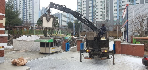 아파트 단지내 한 재활용 집게차량이 폐기물을 수집하는 모습