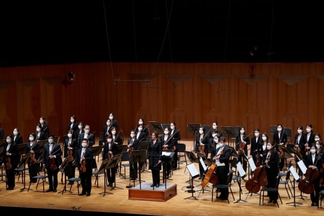 객원지휘자 타이나 밀러가 지난 28일 KBS교향악단을 이끌고 음악회 '걸작의 서정적 세계'를 선보였다. KBS교향악단 제공