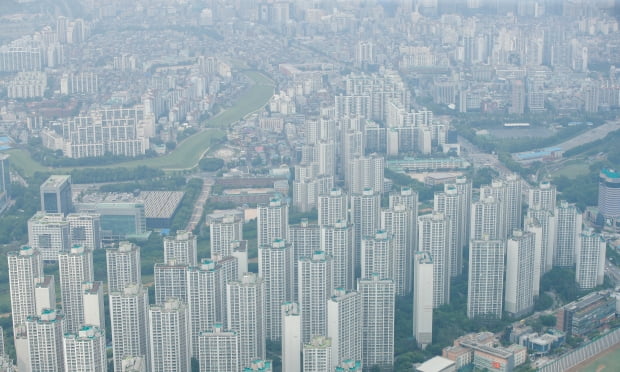 31일 서울 송파구 롯데월드타워 서울스카이 전망대에서 바라본 도심 아파트단지. 사진=뉴스1