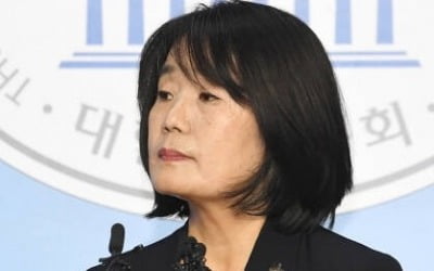 '후원금 의혹' 윤미향, 재판 준비만 8개월째…검찰·변호인단 대립