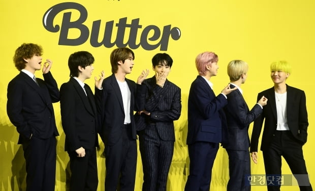 [포토] BTS, 'Butter' 먹는 익살스러운 포즈~