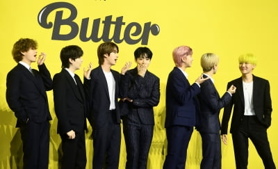 [포토] BTS, 'Butter' 먹는 익살스러운 포즈~