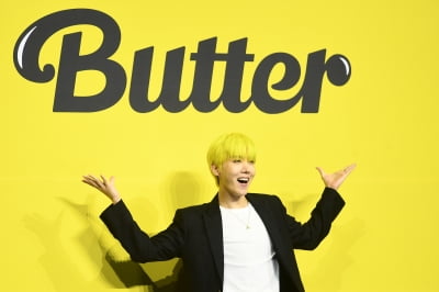 [포토] 방탄소년단(BTS) 제이홉, 'Butter' 아래서 멋진 포즈