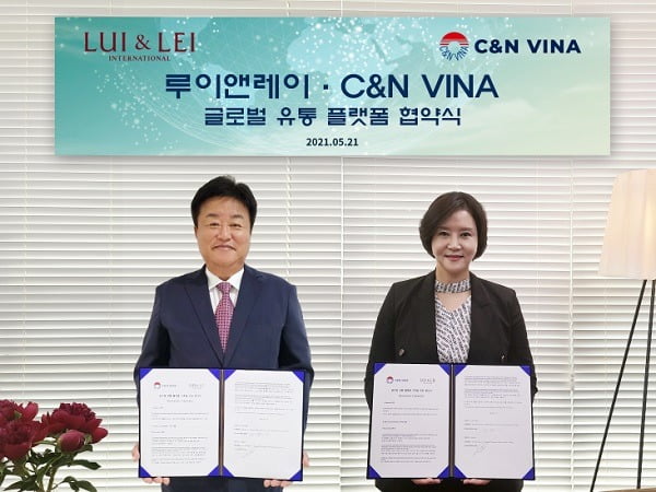  5월 21일 베트남 C&N VINA 그룹 이충근회장(왼쪽)과 루이앤레이 김시은대표가 ‘글로벌 유통 플랫폼 협약’을 체결하고 있다.