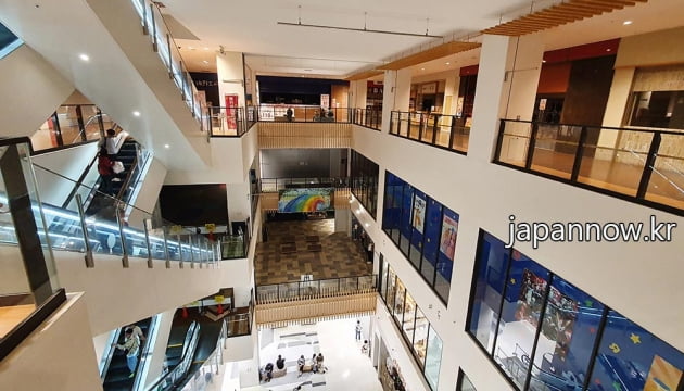 1층의 슈퍼마켓은 영업 중이나 나머지 매장은 휴업으로 썰렁한 쇼핑몰.