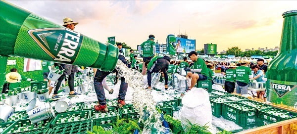 하이트진로는 홍콩과 미국, 싱가포르 등 3개국에 맥주 테라를 수출한다고 12일 밝혔다. 자료=한경 DB