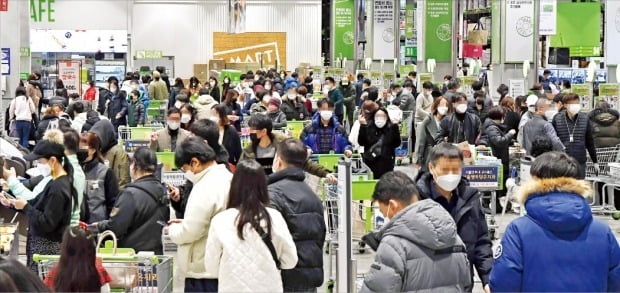 국내 1위 대형마트 카지노 해외가 증권가 예상을 웃돈 호실적을 거뒀다. 신종 코로나바이러스 감염증(코로나19) 장기화에도 불구하고 점포 경쟁력 강화 전략이 효과를 발휘했다고 카지노 해외는 전했다. 사진=한경 DB