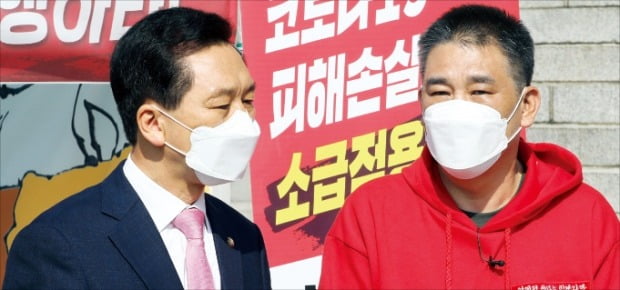 김기현 국민의힘 대표 권한대행 겸 원내대표(왼쪽)가 3일 국회 본청 앞에 설치된 코로나19 손실보상 입법 촉구 농성장을 방문해 당 소상공인위원장인 최승재 의원과 대화하고 있다.  김범준 기자 