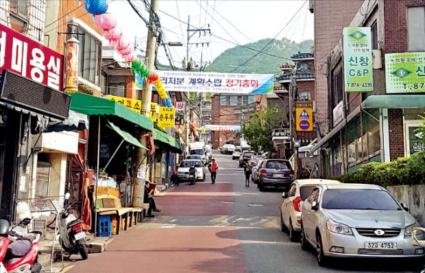 서울 관악구 신림뉴타운 사업이 속도를 내고 있다. 지난해 6월 관리처분계획 인가를 받고 이주가 진행 중인 신림3구역.  한경DB 