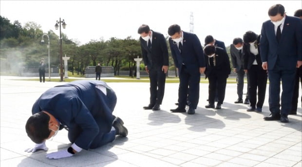 < 큰절하는 송영길 > 송영길 더불어민주당 대표가 7일 광주 국립5·18민주묘지에서 큰절로 참배하고 있다.  /연합뉴스 