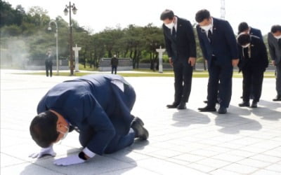 [포토] 與·野 지도부 동시 광주행…5·18 민주묘지 참배