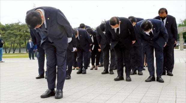 < 고개 숙인 김기현 > 김기현 국민의힘 대표 권한대행 겸 원내대표(맨 앞)가 7일 주요 당직자와 함께 광주 국립5·18민주묘지를 찾아 머리 숙여 참배하고 있다.  /연합뉴스 