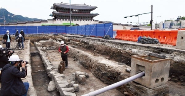서울 광화문광장에서 조선시대 6개 중앙관청이 있던 육조거리의 흔적이 발굴됐다. 허문찬 기자 