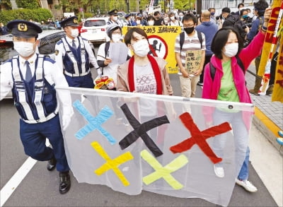 "도쿄올림픽하면 다 죽는다"…일본서 '취소론' 나오는 이유
