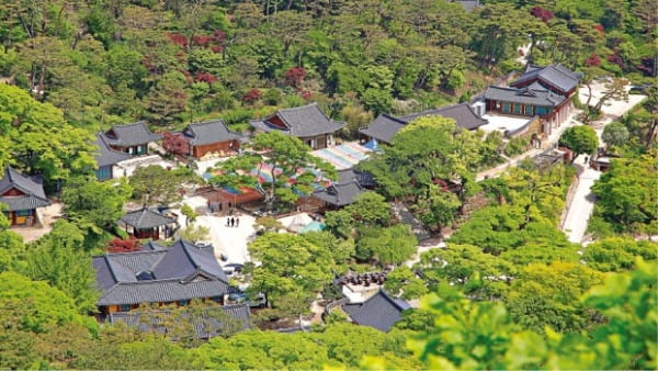 삼랑섬 성곽길 남문쪽으로 내려가다보면 전등사 전경이 한눈에 보인다.  