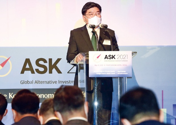 김용진 국민연금공단 이사장이 12일 ‘ASK 2021 글로벌 대체투자 콘퍼런스’에 참석해 “장기적인 운용 수익률을 높이기 위해 국내외에서 대체투자를 확대하고 있다”고 말했다.  /김범준 기자 
