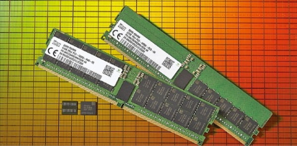 SK하이닉스가 지난해 10월 세계 최초로 출시한 2세대 10㎚급 DDR5 D램. SK하이닉스 제공
 
