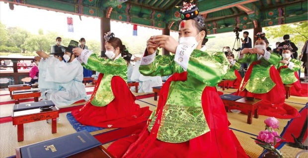 [포토] 성년의 날…전통 성년례 재현행사   