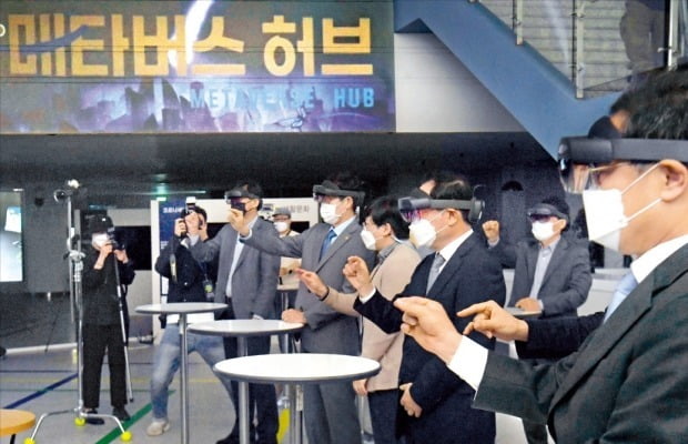 [포토] VR 쓰고 가상세계로 “어~어~ 뭔가 잡히네” 