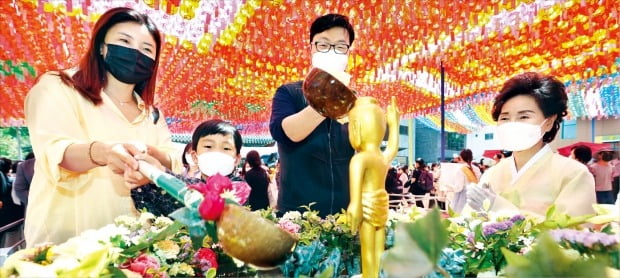 [포토] 아기 부처님, 시원하시죠 