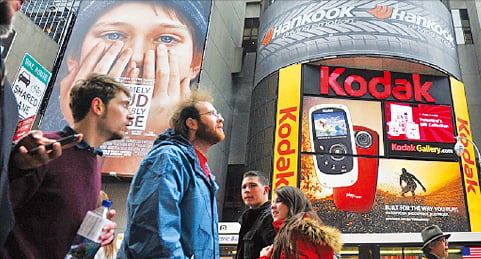 세계적 카메라 필름 회사였던 코닥이 파산보호를 신청한 2012년 미국 뉴욕 거리에 걸려 있던 광고판 모습.   한경DB 