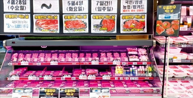 민속한우가 GS리테일에 독점 공급하는 소고기 상품들이 ‘우월한우’라는 브랜드로 GS더프레시 매대에 진열돼 있다.  /GS리테일  제공 
