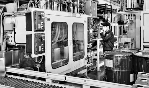 성보잉크는 오리온과 성과공유 사업을 통해 에탄올 잉크제조 신기술을 공동 개발했다. 성보잉크 직원이 식품포장재에 쓰이는 친환경 잉크 제조 설비를 다루고 있다.   /중소벤처기업부 제공 