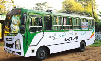에티오피아 관과 아이들의 통학 지원을 위한 GLP스쿨 버스. 