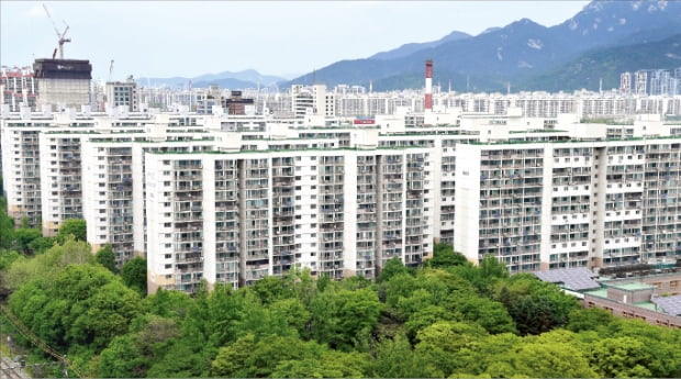 서울 창동역 개발이 속도를 내면서 인근 아파트값이 강세다. 재건축 예비안전진단을 통과한 도봉구 창동주공19단지.  한경DB 