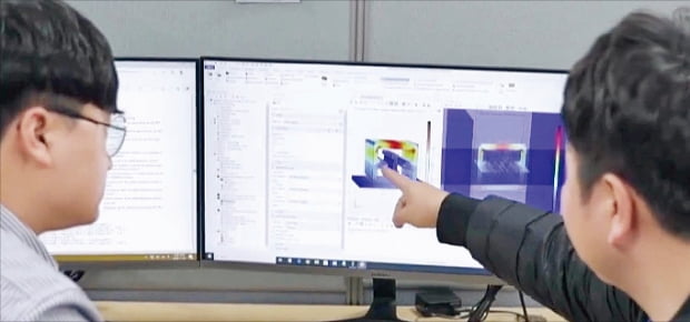 경남창원국가산단 공정혁신 시뮬레이션센터에서 직원들이 가상 실험을 거친 제품의 품질을 검토하고 있다.  한국전기연구원  제공 