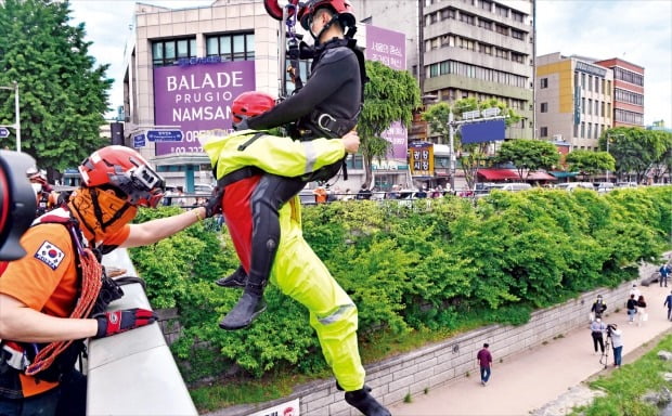 [포토] 청계천서 시민구조 합동 모의훈련 