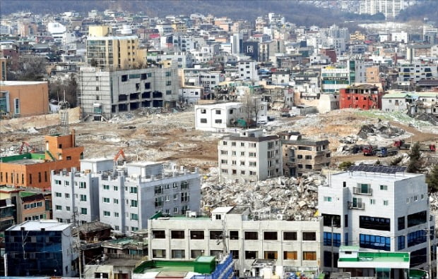 서울시가 지난 26일 도시정비구역 지정과 관련한 주거정비지수제를 폐지하기로 하면서 장위뉴타운 내 장위13구역의 재개발이 탄력을 받을 전망이다. 성북구 장위뉴타운 해제지역 전경.  /한경DB 