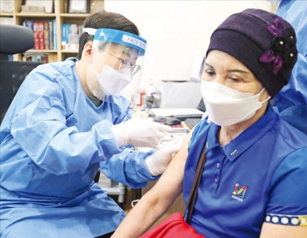 한 시민이 27일 서울 중랑구 병원에서 아스트라제네카 코로나 백신을 맞고 있다. 독일 연구진이 백신 접종자의 혈전증 발생 원인을 밝힌 연구 결과를 내놓아 주목받고 있다.   /뉴스1 