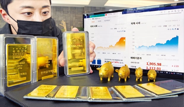 [포토] 다시 주목받는 金