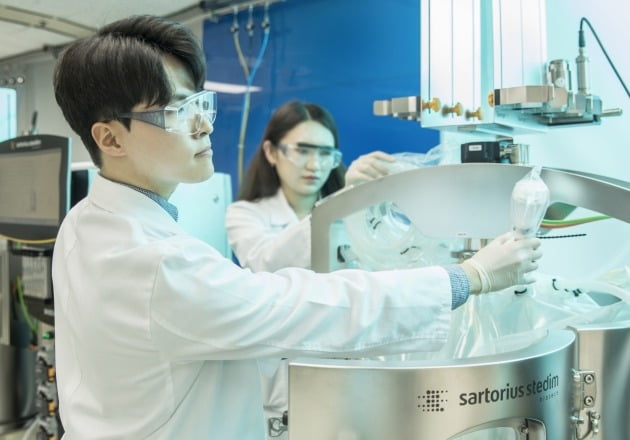 (사진) 바이오 의약품 생산 설비를 점검 중인 삼성바이오로직스 직원들. /삼성바이오로직스 제공