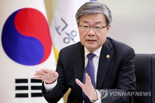 떠나는 이재갑 노동부 장관…'보편적 고용 안전망' 초석