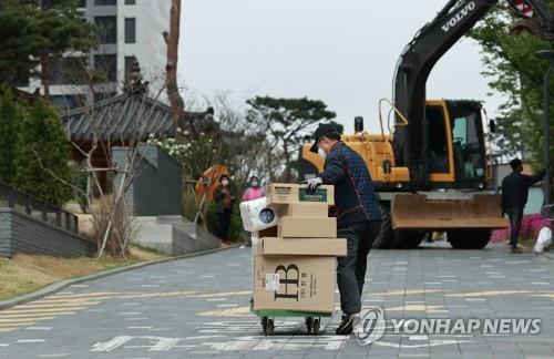 강동구 아파트 '택배 갈등' 한달…정부·지자체 뒷짐에 장기화