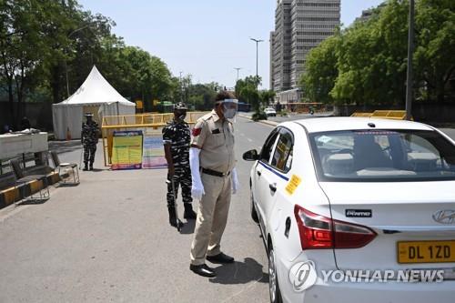 '코로나 대확산' 뉴델리, 봉쇄 1주 또 연장…3주째 통행 제한