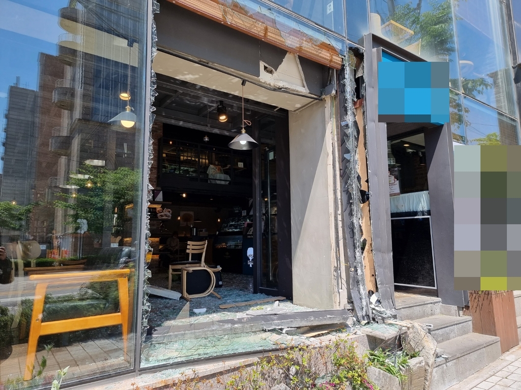 서울 관악구서 추돌당한 마을버스 카페 돌진…2명 부상