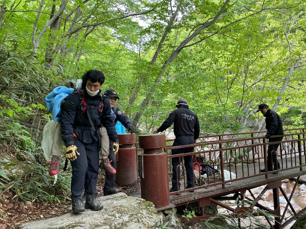 눈·비 내린 지리산에서 남녀 3명 조난…14시간 만에 구조