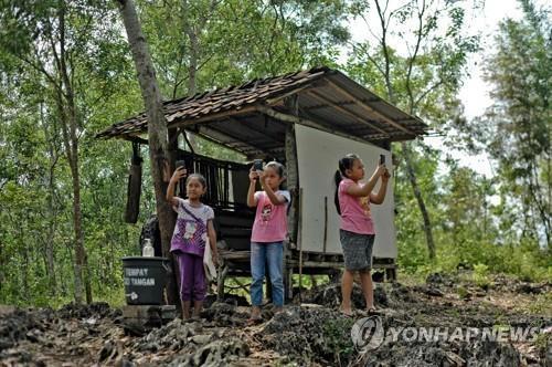 악어 우글대는 인도네시아 오지 여교사 선상수업 '눈길'