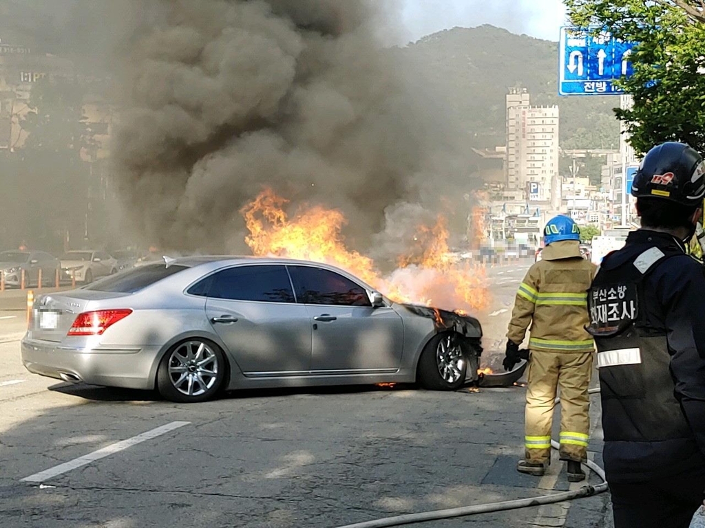 달리던 승용차에서 '펑' 하며 불…인명 피해 없어