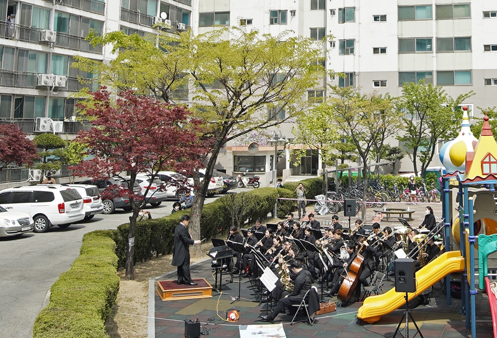 '코로나 블루' 해소…인천 연수구, 발코니 음악회 재개