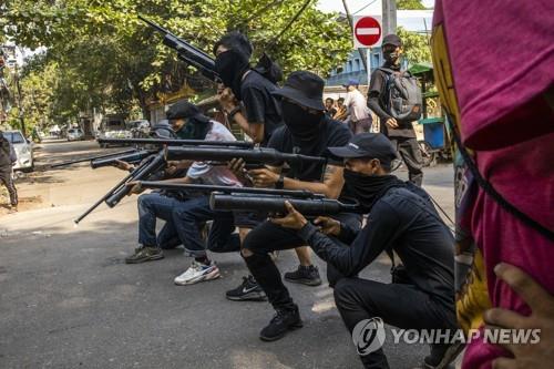 미얀마 민주진영 '비폭력→무장투쟁' 전환…무력충돌 본격화하나