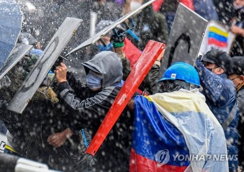콜롬비아 '폭발한 민심'에 유혈진압…시민·경찰 24명 사망